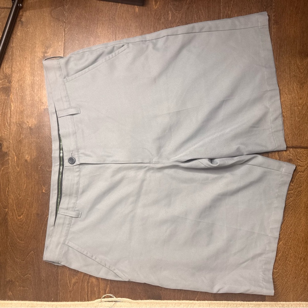 Men’s Izod Light Gray Golf Shorts  size 38